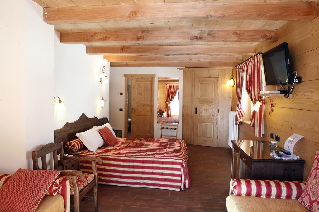 Les Combes Hotel ลาซัลเล ภายนอก รูปภาพ