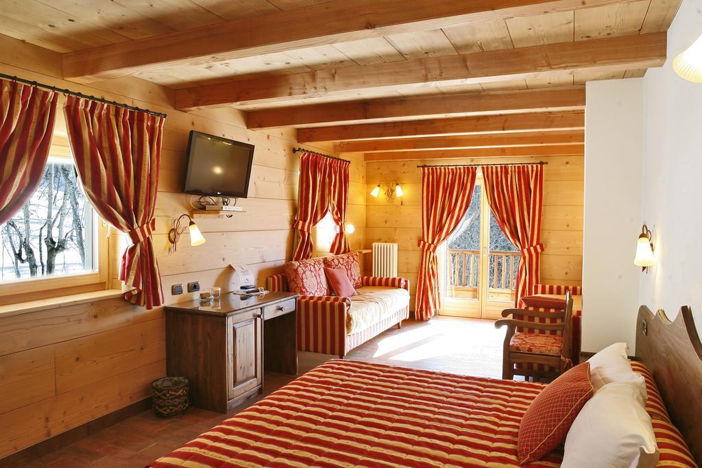 Les Combes Hotel ลาซัลเล ภายนอก รูปภาพ