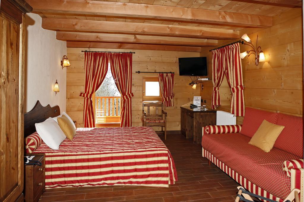 Les Combes Hotel ลาซัลเล ภายนอก รูปภาพ